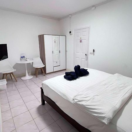 Elephant Sports Bar And Accommodation Phuket Esterno foto