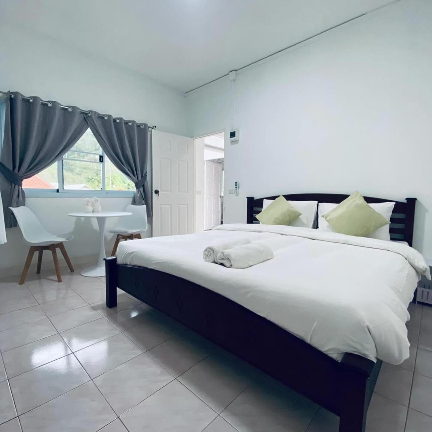 Elephant Sports Bar And Accommodation Phuket Esterno foto