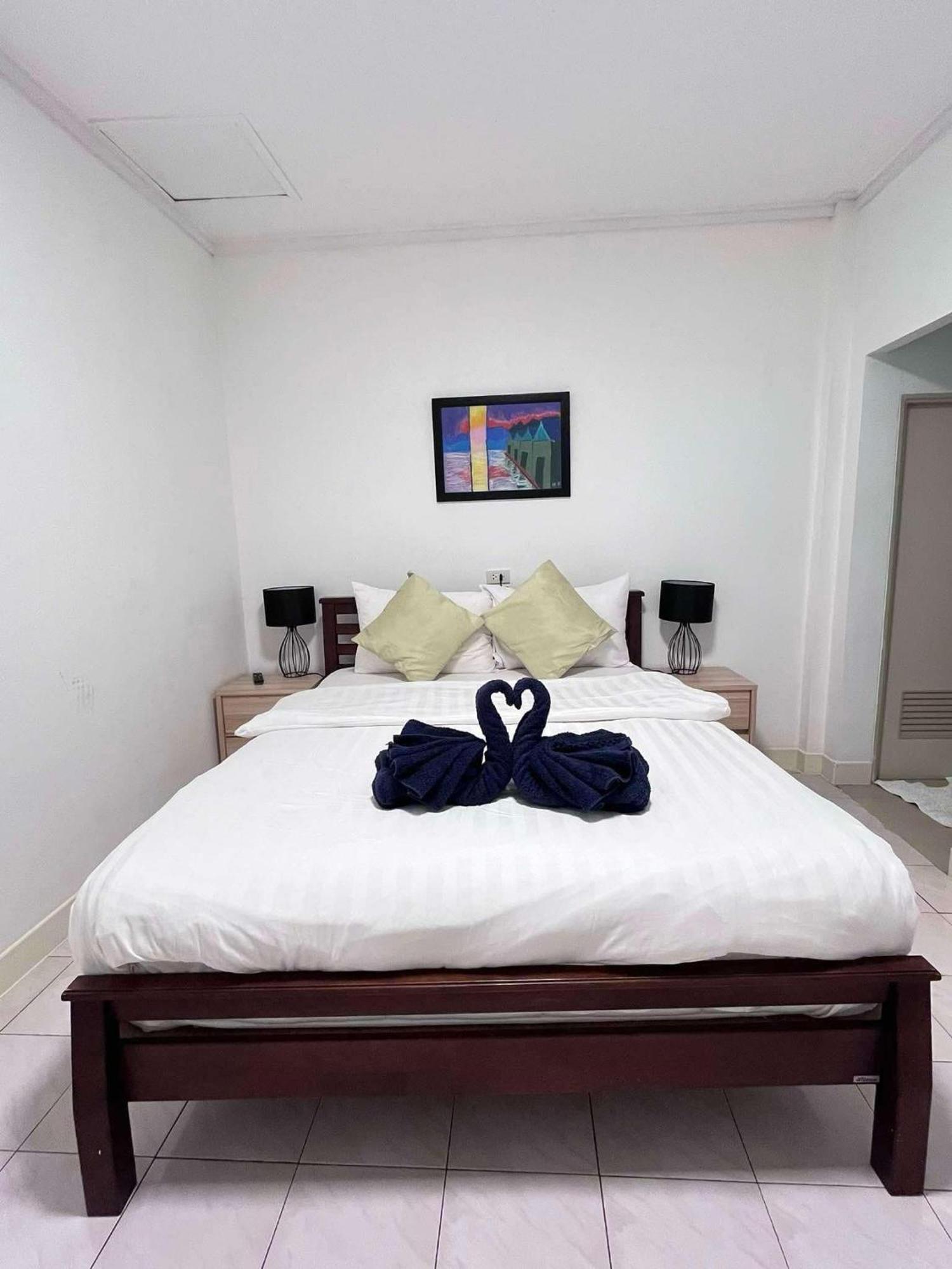 Elephant Sports Bar And Accommodation Phuket Esterno foto