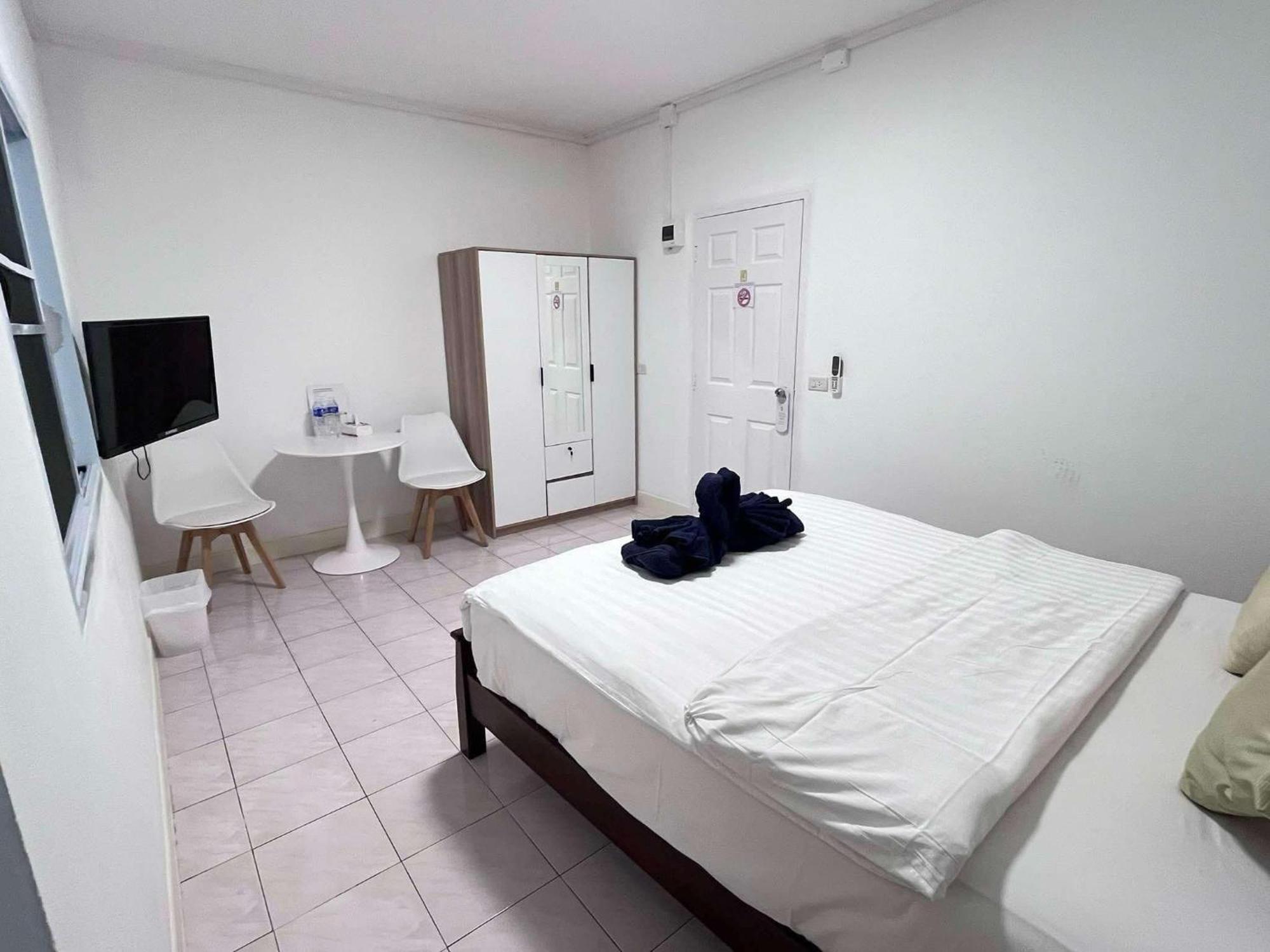 Elephant Sports Bar And Accommodation Phuket Esterno foto